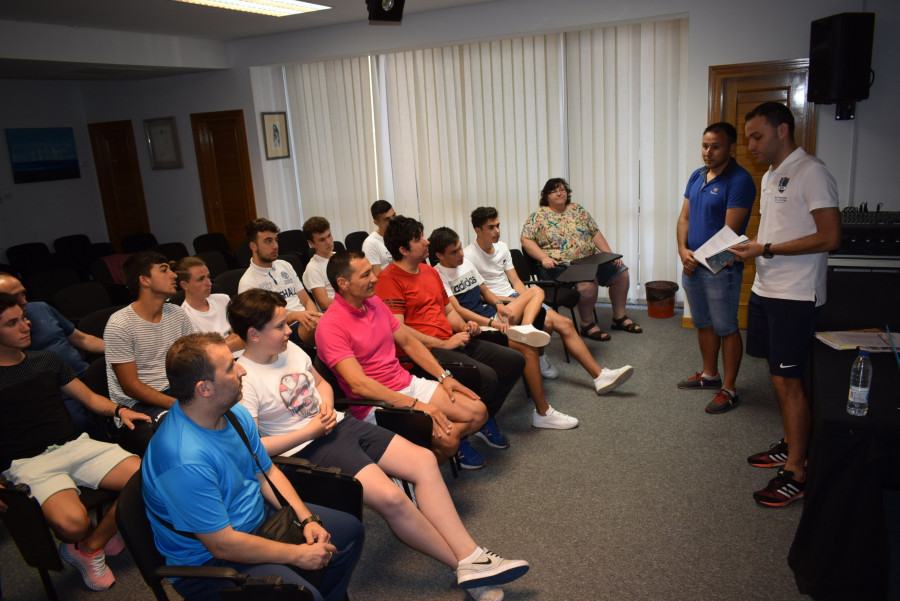 Dieciséis personas asisten en el centro Lustres Rivas de Ribeira a un curso de monitores de fútbol base