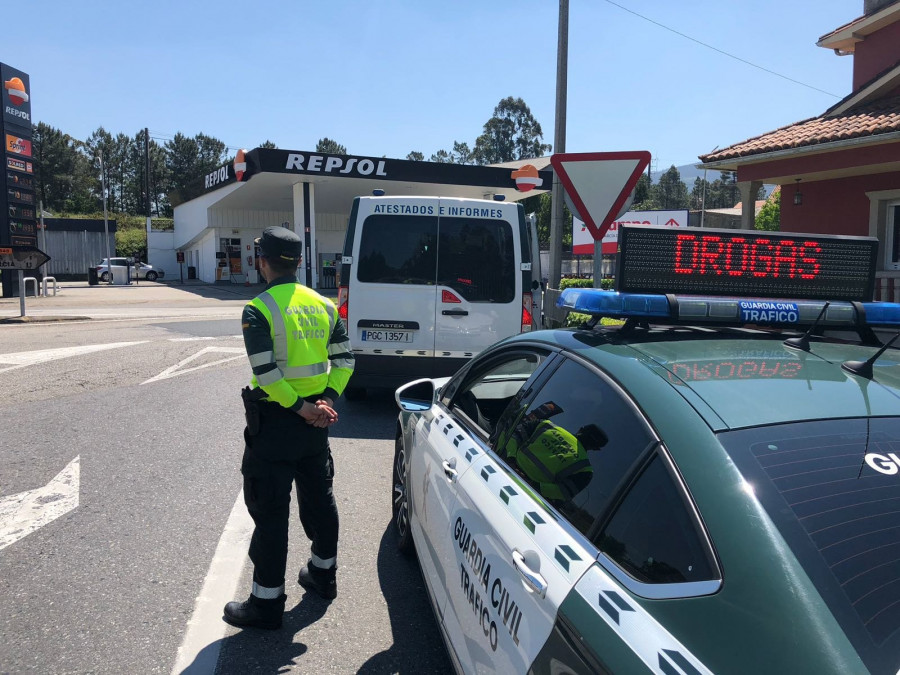 Detectan en Catoira a un conductor ebrio que se cambió al volante con un amigo con el carné retirado, ambos con restos de cocaína en la nariz