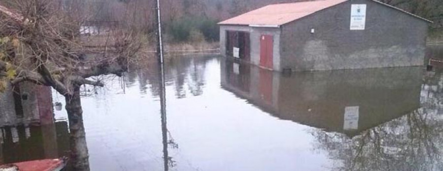 Protección Civil de Portas, indignados con la gestión del embalse tras anegar el Umia su local