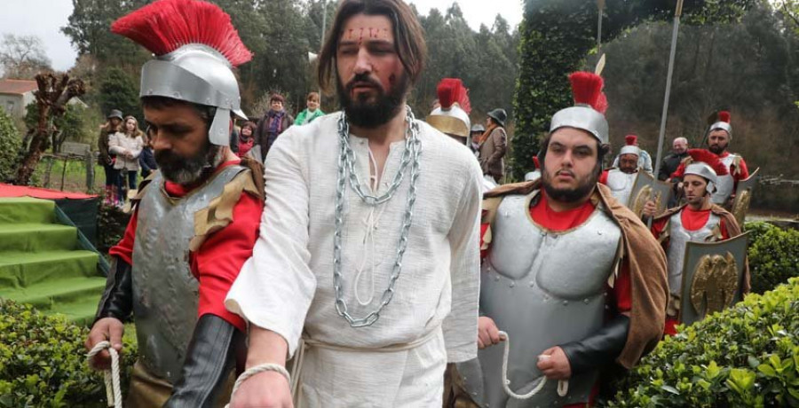 Paradela confía en escenificar hoy la Resurrección tras varios actos suspendidos por la lluvia