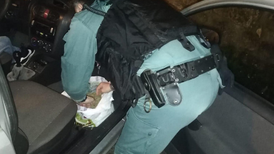 Detenido un vecino de Sanxenxo al que le interceptaron medio kilo de marihuana escondida en un coche