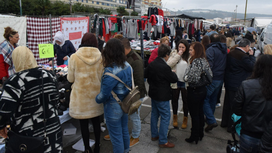 El funcionamiento del mercadillo  de Ribeira en una jornada festiva trajo buenos resultados de ventas