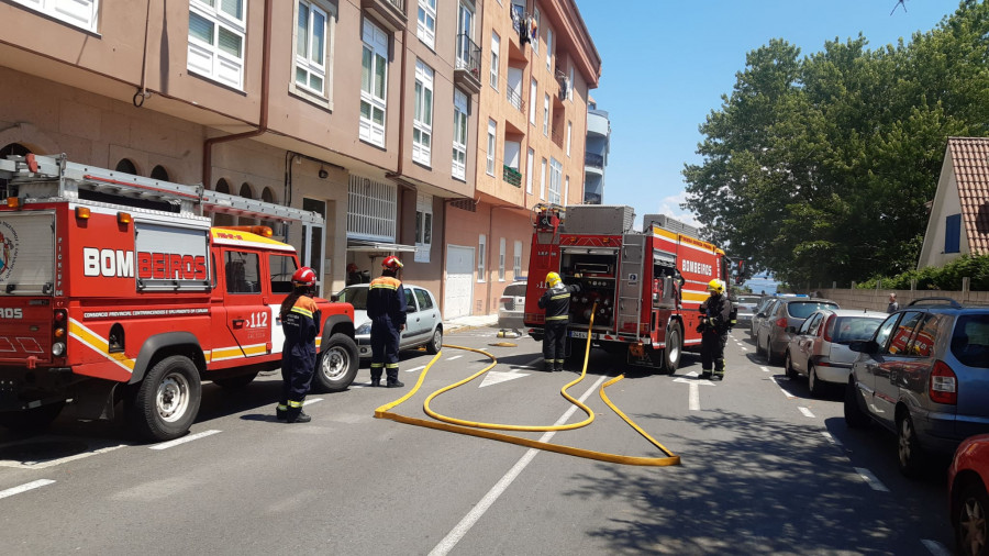 Desalojada una veintena de vecinos de un edificio de A Pobra en el que se declaró un incendio en un trastero