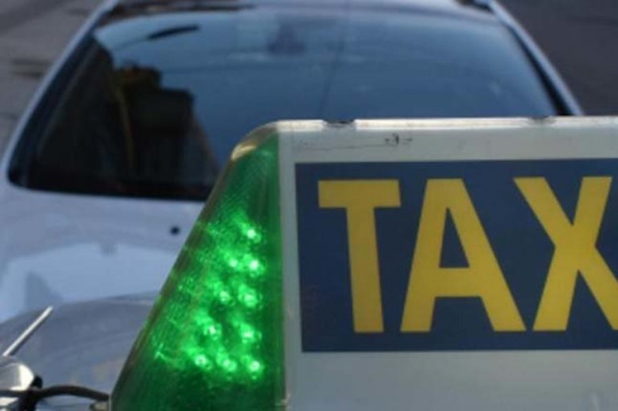 Los taxistas de Ribeira reducen su plantilla a la mitad durante el mes de abril