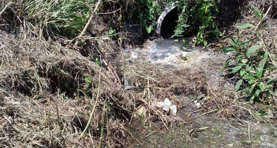 Denuncian vertidos en una cuneta que desemboca en el Breiro y llegan hasta Barraña