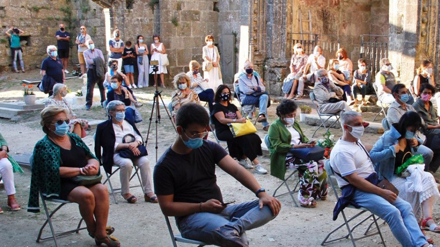 La música vocal 
envolvió las ruinas de Santa Mariña Dozo
