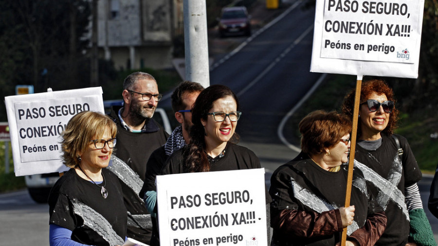 Bamio coge la pancarta para exigir mejoras de seguridad para peatones en O Salgueiral