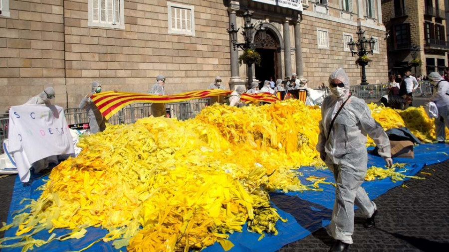 Antiindependentistas vuelcan miles de lazos amarillos ante la Generalitat