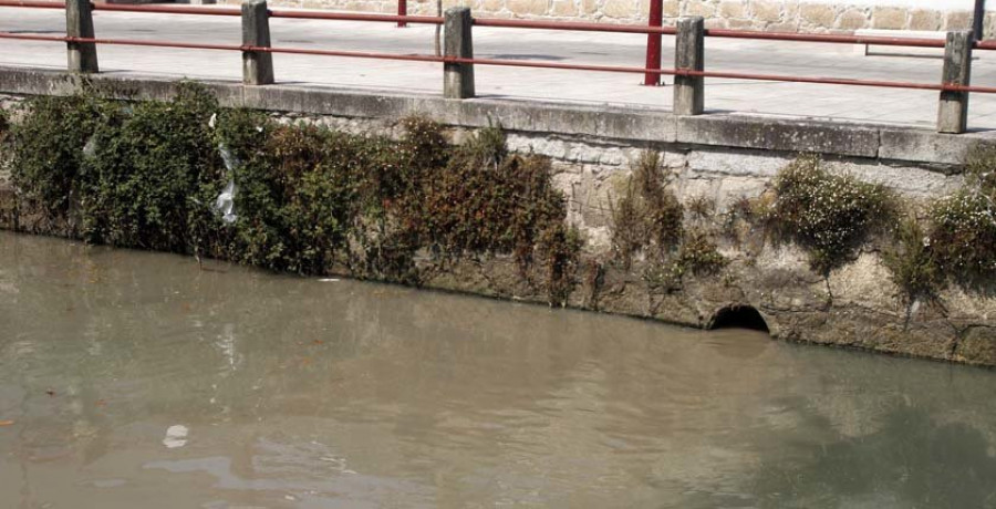 Augas estudia sancionar a Ravella por no cumplir órdenes tras un vertido en Bamio