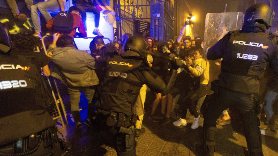 Dos heridos graves en las protestas, que se centran ahora en las ciudades