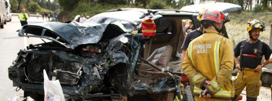 CALDAS-Excarcelan y evacuan en helicóptero al piloto de un coche tras un choque con un trailer