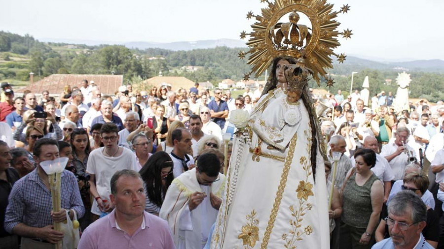 Miles de personas veneran a la Virgen de los Milagros de Amil bajo un sol de justicia