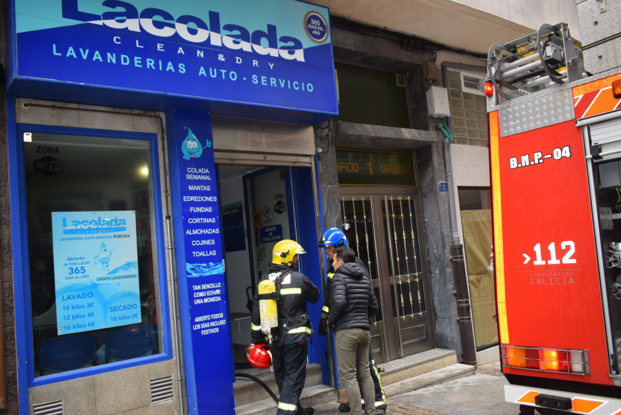 Registrado un incendio en una lavandería en pleno casco urbano de Ribeira