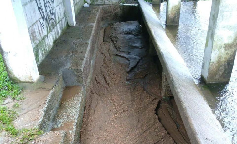 Los vecinos de Guillán vuelven a vivir otra noche de pesadilla con arrastre de agua y lodos