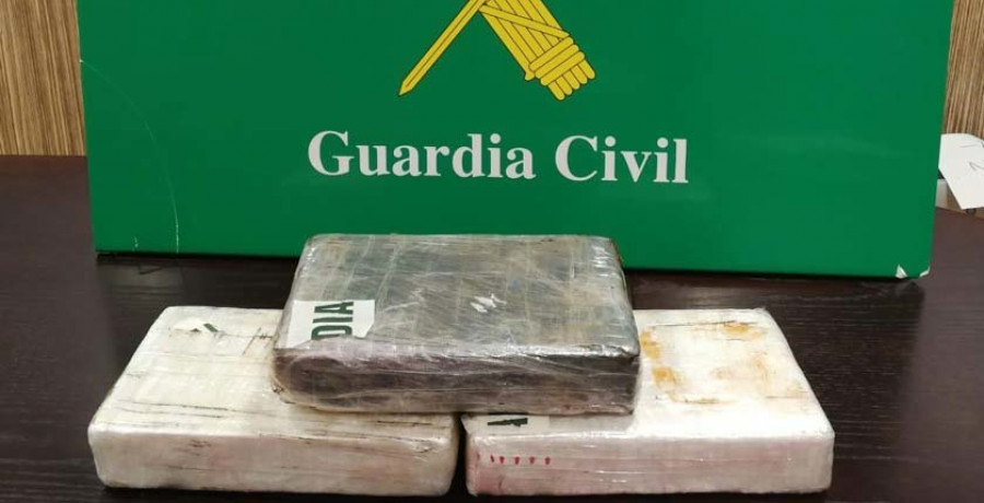 La Guardia Civil detiene a dos vecinos de Ribeira con tres kilos de cocaína