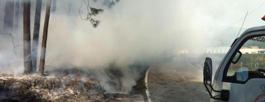VILANOVA - Tremoedo y el entorno del puente padecen sendos fuegos forestales