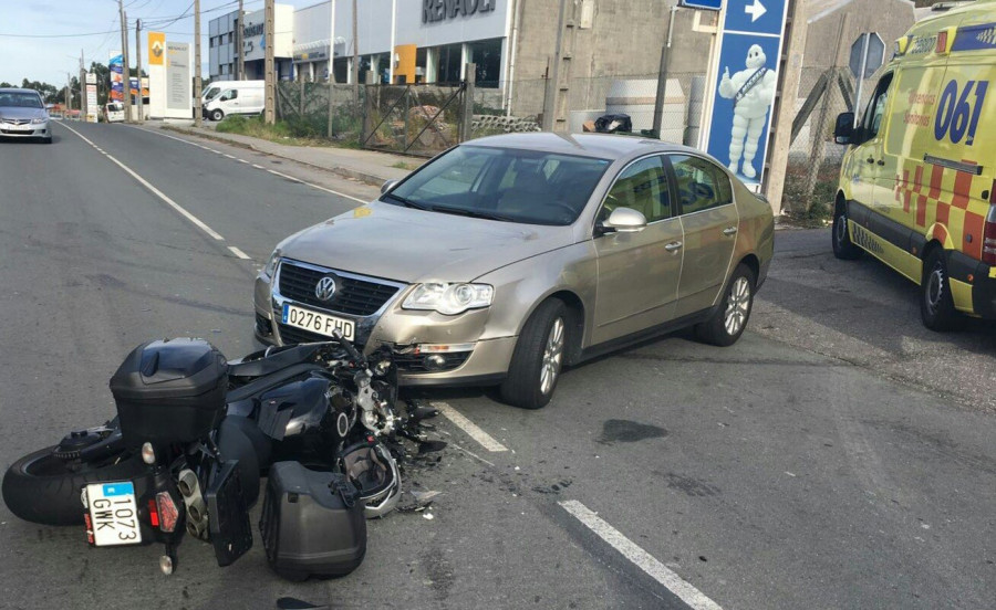 RIVEIRA - Un motorista resulta herido en una colisión con un coche en Xarás