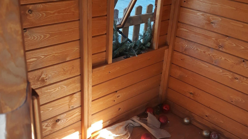 Fuerzan la ventana y roban dos renos de la casa de Papa Noel de Cambados