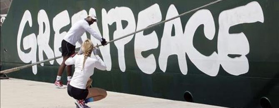 Greenpeace despliega barreras anticontaminación frente a las costas de Ibiza