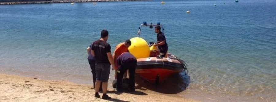 Protección Civil baliza la playa de  A Concha para separar la zona de baño