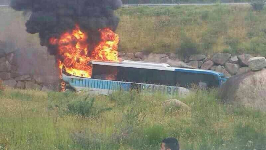 Cerca de cincuenta niños salen ilesos tras arder su autobús en Vilagarcía