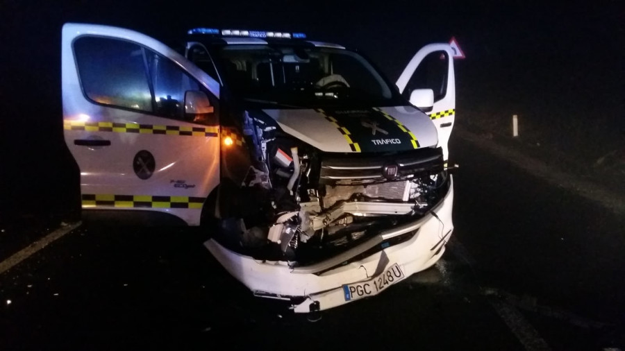 Roban de madrugada en un estanco de Taragoña con un coche sustraído en Carballo y con el que luego embistieron a una patrulla de Tráfico