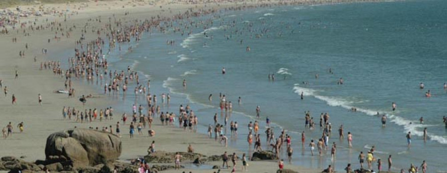 El Concello estudia eliminar las restricciones al nudismo en la ordenanza de uso de las playas