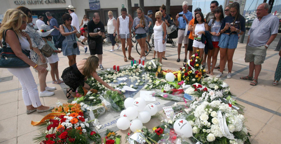 Cambrils homenajea a las víctimas de los atentados y apela a la convivencia
