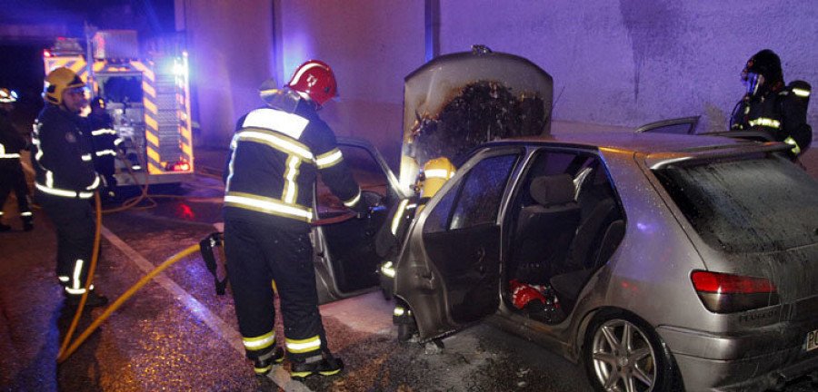 Sale ileso tras sufrir un incendio  en su vehículo en marcha en el cruce de Trabanca Sardiñeira