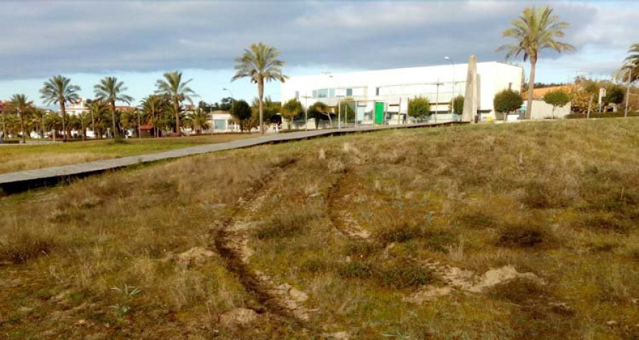 El CES denunciará ante Costas y la Xunta el uso de maquinaria pesada en las dunas de Baltar