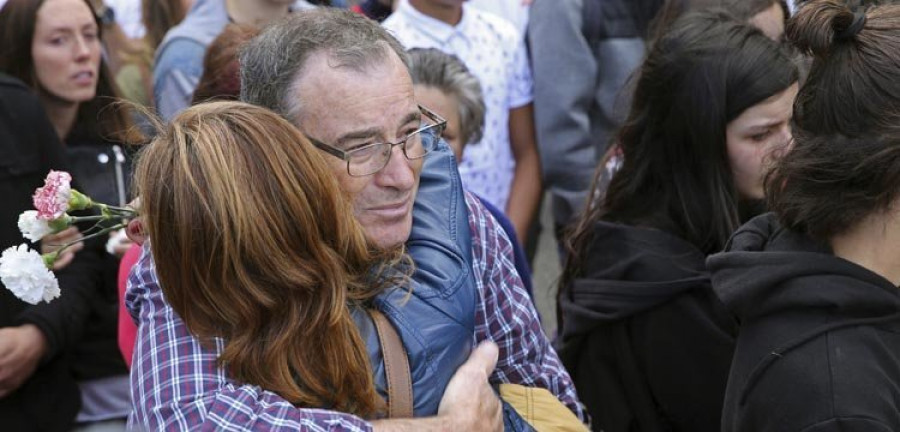 Centenares de personas marchan para condenar el crimen de la playa de Arealonga