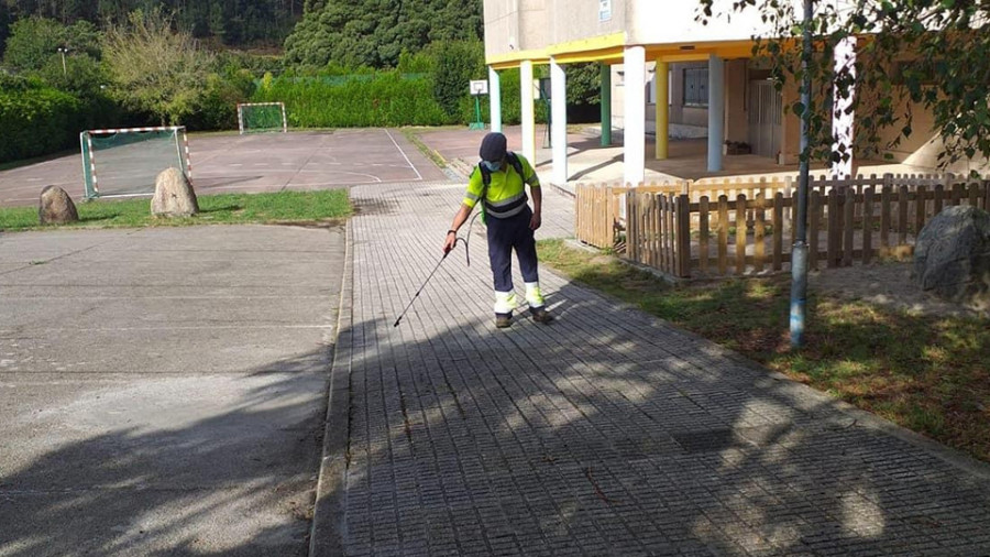 Meis asume también desinfección de los colegios y sus patios ante la “deixadez e pasotismo” de la Xunta