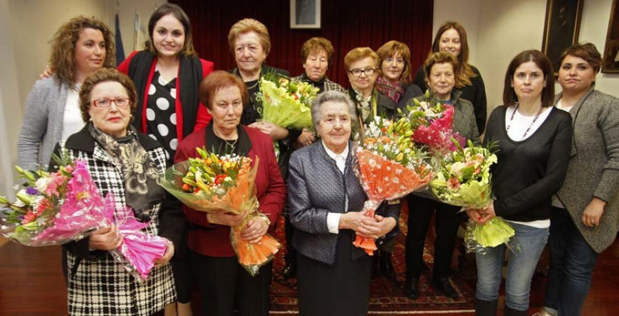 Los homenajes a una vida de trabajo se encarnan en ocho vecinas de Vilanova