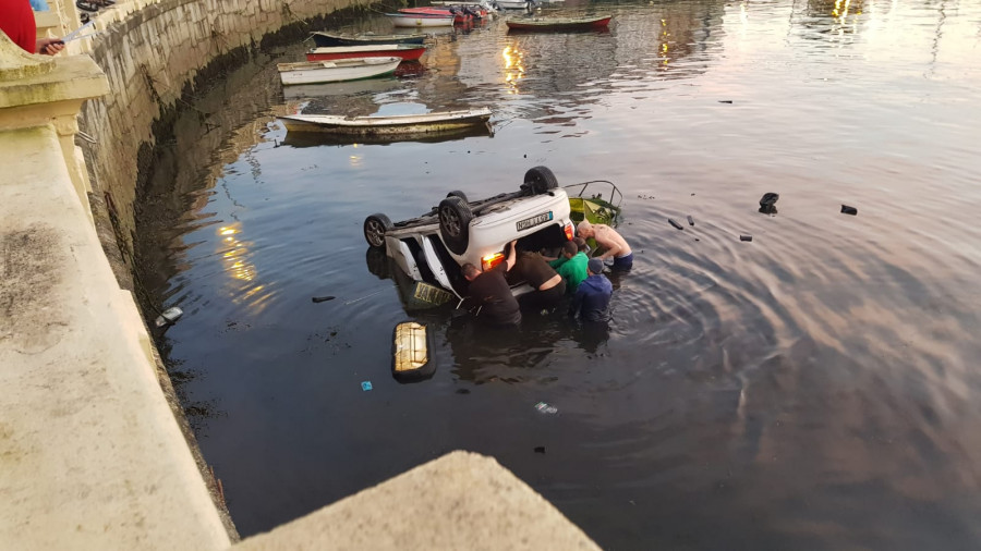 Vecinos de Carril rescatan a un conductor que se cayó con su coche al mar