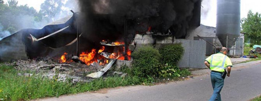 MEIS - Arde una nave anexa a una vivienda en un fuego avivado por dos garrafas de gasoil