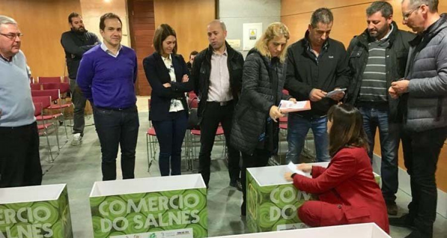 El Consorcio do Salnés reparte los 5.000 euros de su campaña navideña entre 54 vecinos