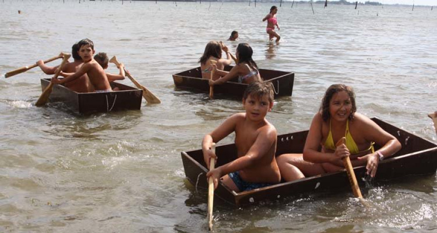 La Regata de Barcaños del San Fidel llenó 
de alegría y diversión la playa de A Covacha