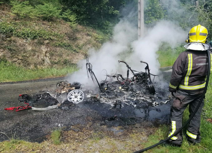 Un cuadriciclo queda reducido a la mínima expresión al incendiarse cuando circulaba por Gonderande, en A Pobra