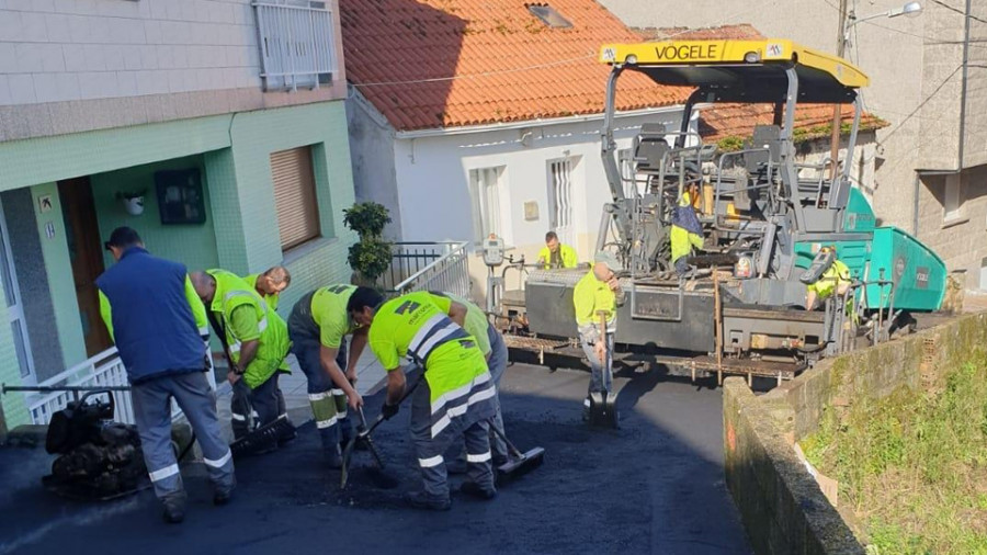 El Concello renueva la red de saneamiento de agua y asfalta la Travesía Carballeira