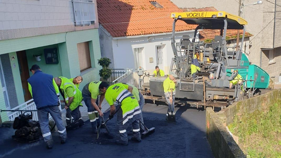 El Concello renueva la red de saneamiento de agua y asfalta la Travesía Carballeira