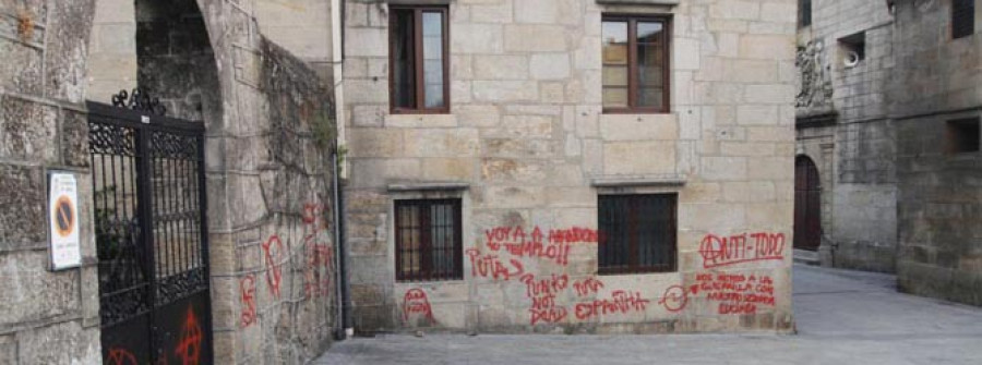 Pintan con spray insultos y símbolos ofensivos en las paredes de Vista Alegre