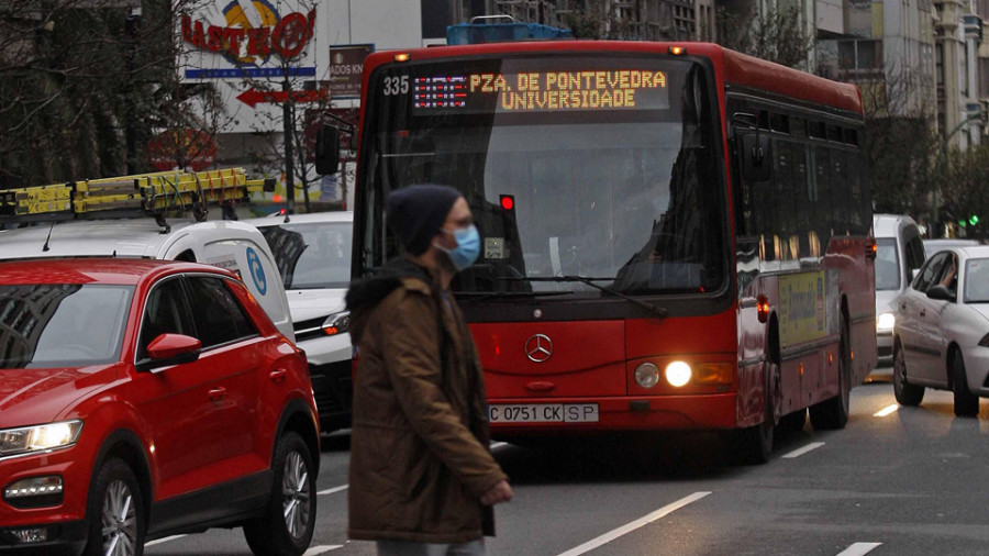 La Xunta pide a Vigo y A Coruña que sancionen si hace falta el exceso de aforo en autobuses
