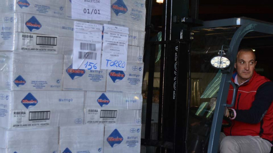 Amigos de Galicia recibe un lote de cinco mil unidades de productos Frinsa del Noroeste
