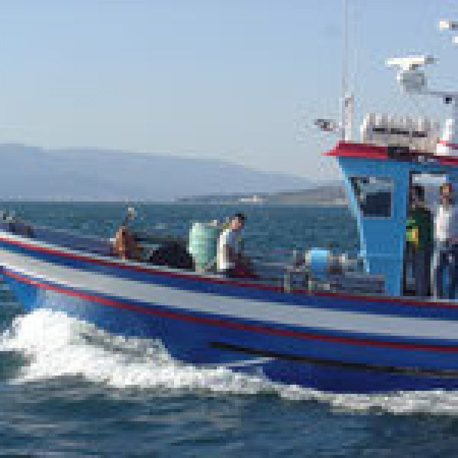 RIVEIRA - Rescatan a los cinco tripulantes del barco "Segundo Durán" hundido de madrugada cerca de Sálvora