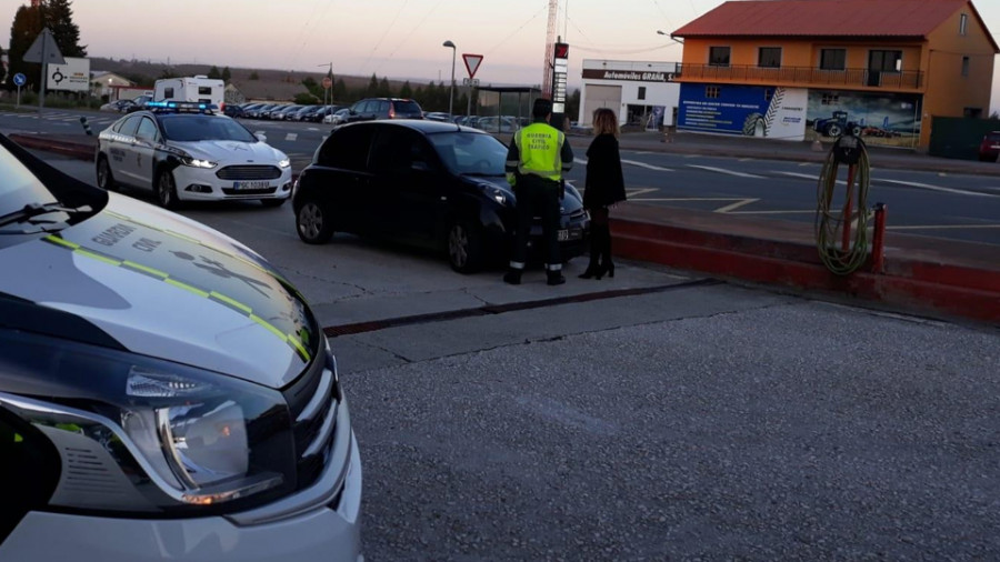 Hallan a una madre ebria al volante con su hijo en el asiento detrás