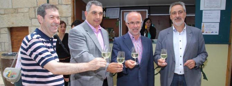 CAMBADOS-Brindis de albariño por las obras del CEIP Magariños y la permanencia del juzgado