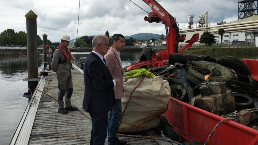 Portos de Galicia recoge 10.000 kilos de residuos en los fondos marinos de Pontecesures