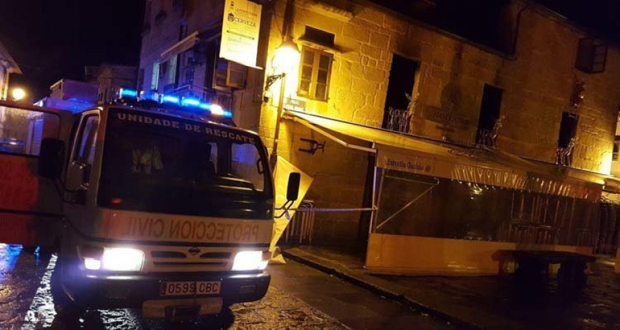 Sofocan un incendio originado en un pub de Cambados con importantes daños materiales