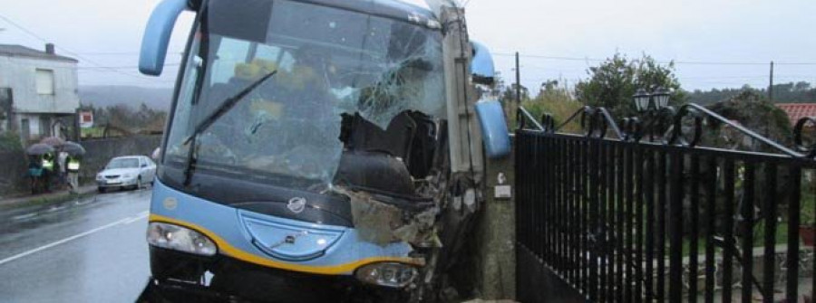 Un conductor riveirense de un bus escolar sin pasajeros resulta herido en un accidente