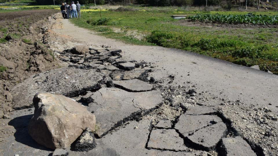 El propietario de una finca en O Vilar destroza con un arado el camino hacia la aldea de Castro